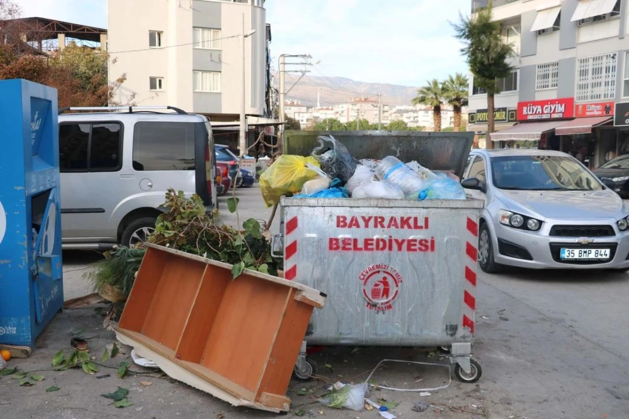 İzmir çöp dağlarıyla kokuyor! Vatandaş isyan etti - 3. Resim