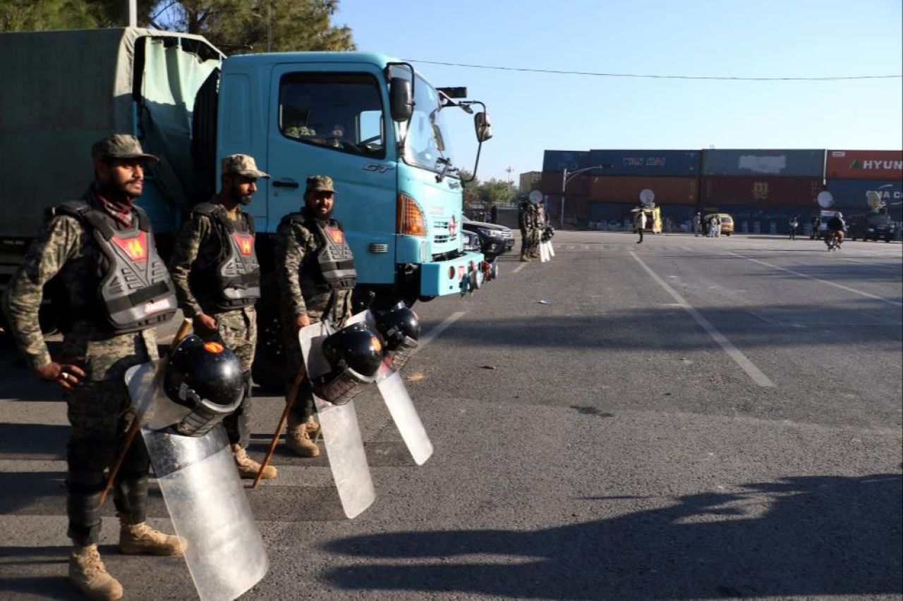 Pakistan'da İmran Han için sokağa dökülen destekçiler polisle çatıştı: Çok sayıda ölü var - 1. Resim