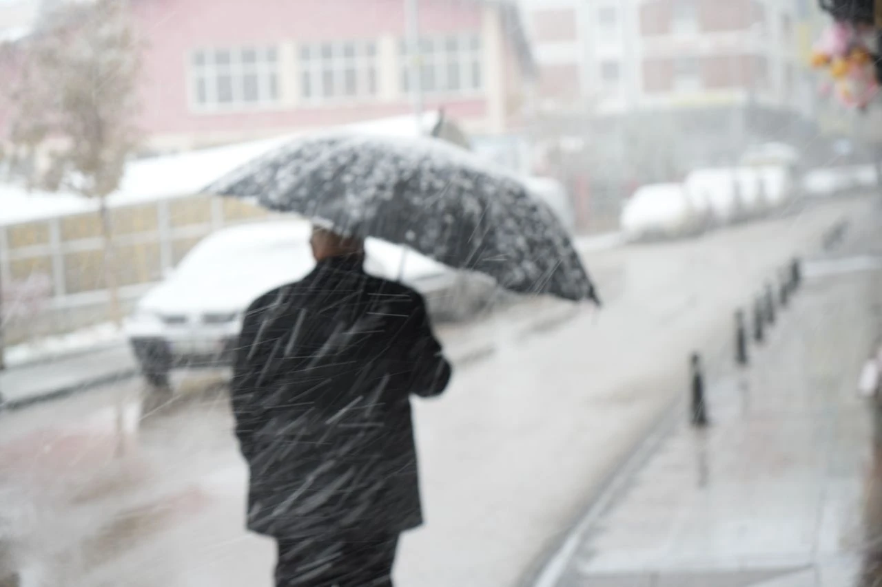 Pastırma yazı hayal oldu, kar yağışı yurdu esir aldı! Kuvvetli yağış uyarısı geldi - 2. Resim