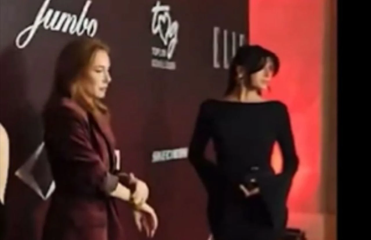 Elçin Sangu’nun poz vermesine izin vermedi! Kameralar önündeki çabasına eleştiri yağdı