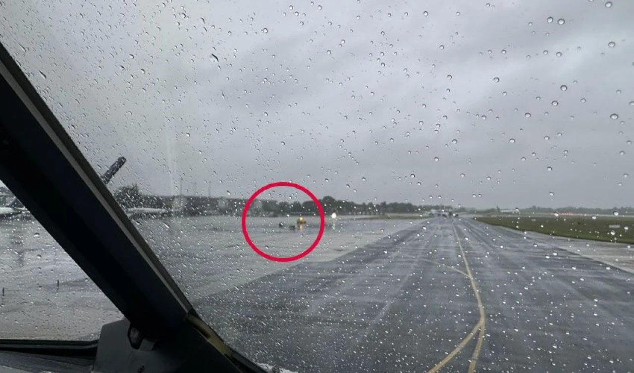 Havalimanında UFO paniği! Yere iniş yaptı, anbean kaydedildi - 2. Resim