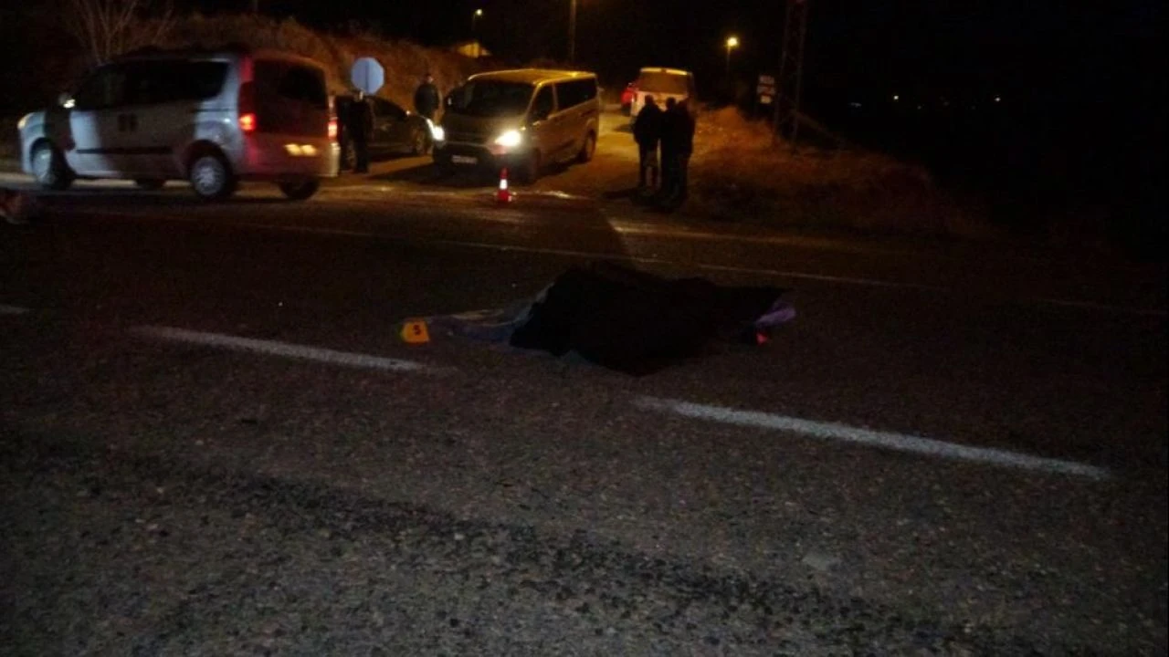 Malatya’da feci kaza! Yolun karşısına geçmeye çalışanlara çarptı: Ölü ve yaralı var! - 1. Resim
