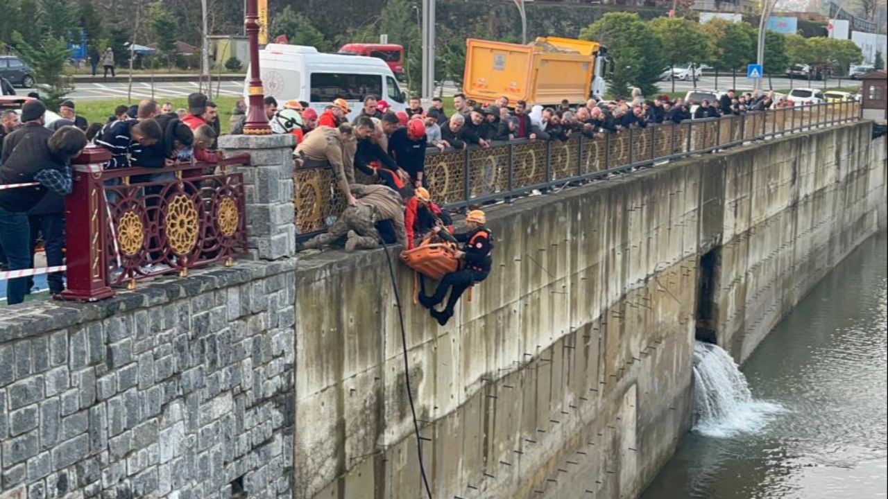 Rize’de öğrenci servisi ile çarpışan cip dereye uçtu: Çok sayıda yaralı var!