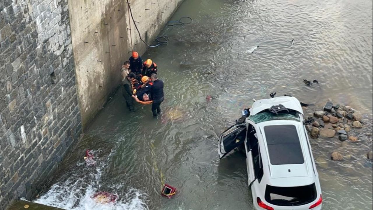 Rize’de öğrenci servisi ile çarpışan cip dereye uçtu: Çok sayıda yaralı var! - 1. Resim