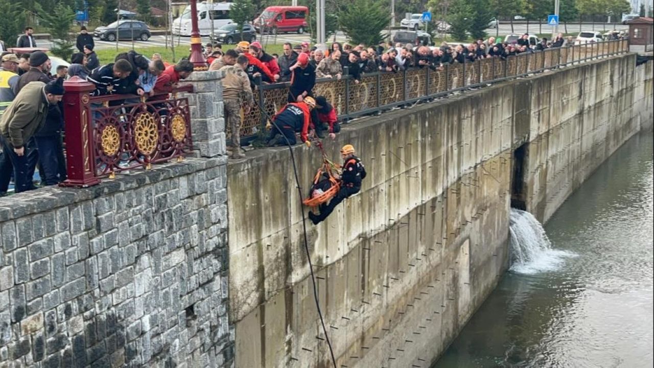 Rize’de öğrenci servisi ile çarpışan cip dereye uçtu: Çok sayıda yaralı var! - 3. Resim