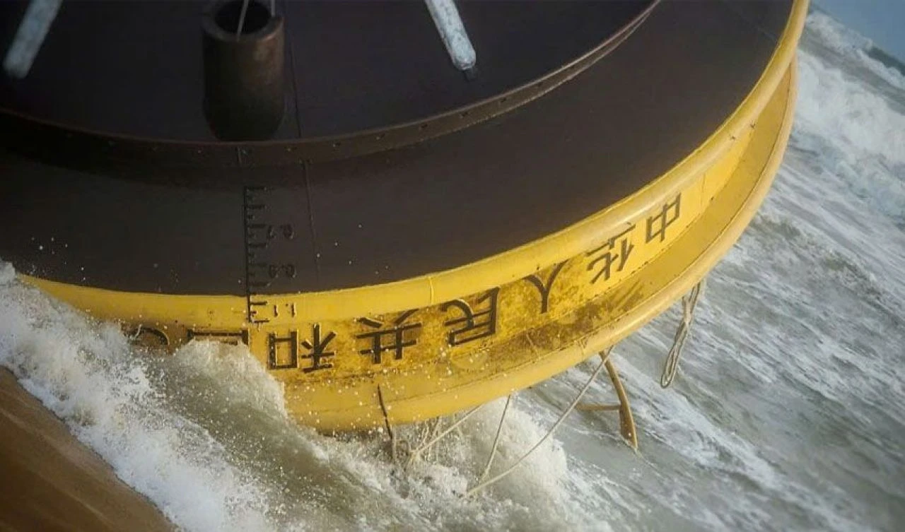 Sahile vuran gizemli devasa cisim yetkilileri harekete geçirdi! Tüm ülke merakla cevabı bekliyor