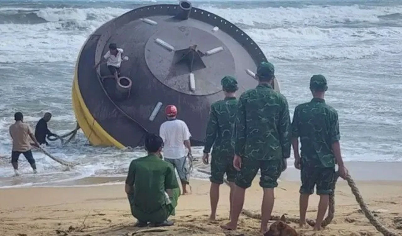 Sahile vuran gizemli devasa cisim yetkilileri harekete geçirdi! Tüm ülke merakla cevabı bekliyor