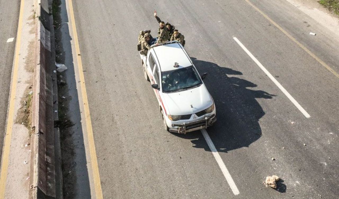 SON DAKİKA | Suriye'de Beşar Esad rejimi karşıtı HTŞ örgütü Halep'e girdi - 2. Resim