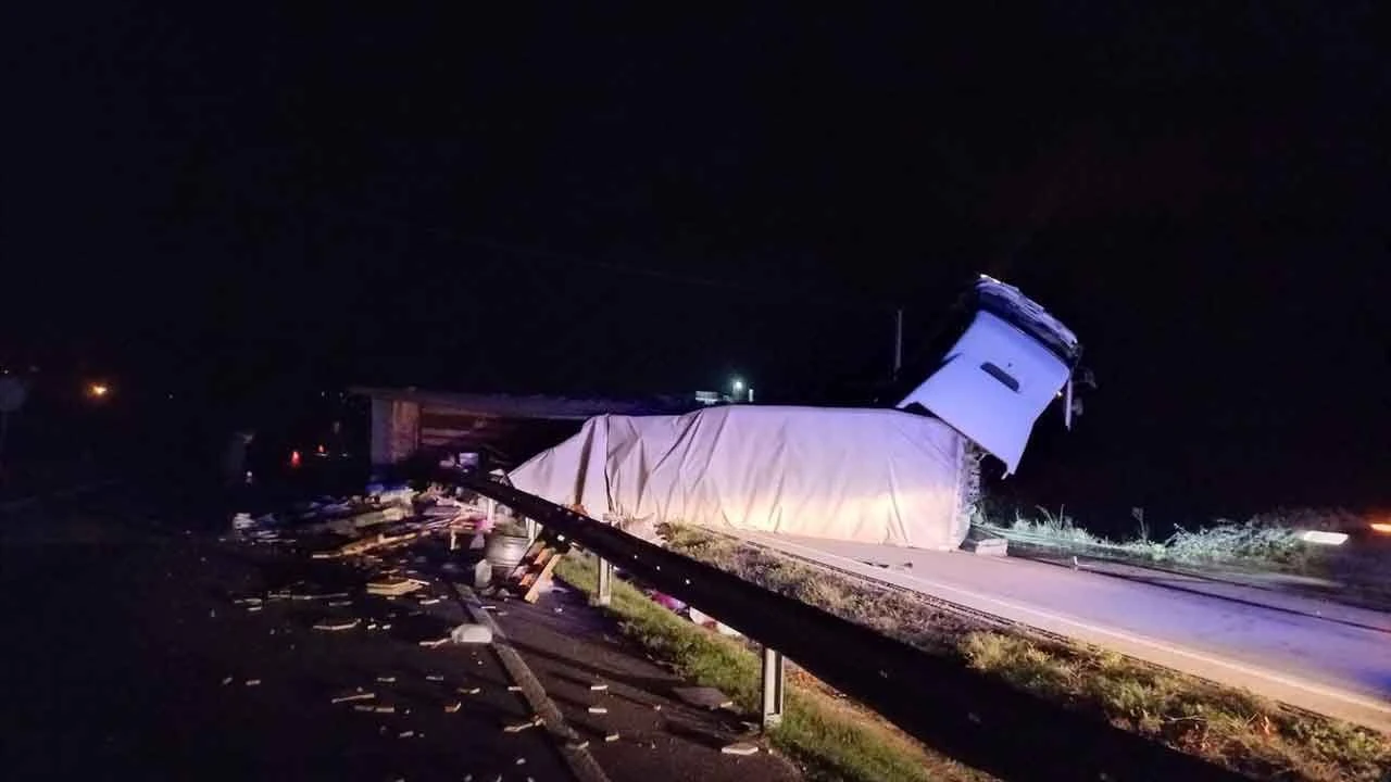 Amasya'da feci kaza: Tırın kupası şaha kalktı - 1. Resim