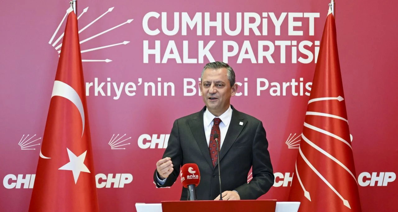 CHP lideri Özgür Özel masadaki son anket sonuçlarını açıkladı - 1. Resim