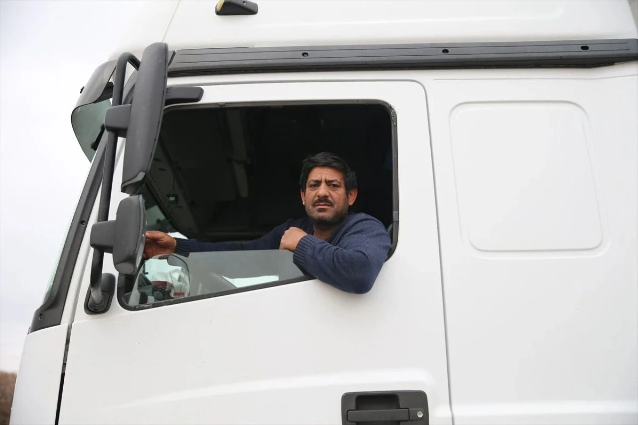 Hamzabeyli'de isyan ettiren bekleyiş! Kuyruğun başı var sonu yok: 'Göçmen girer korkusuyla da uyuyamıyoruz' - 2. Resim