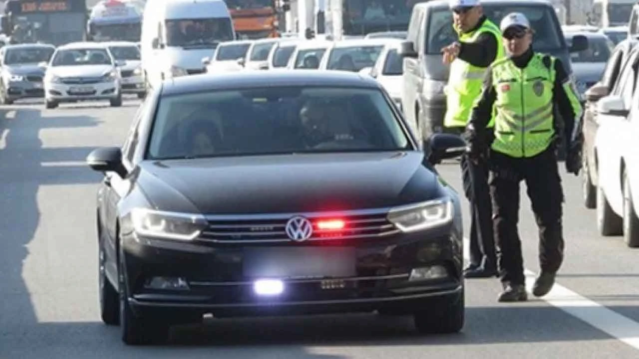 İç güvenlik alanında düzenlemeler: Yetkisiz çakara ceza artışı, bekçilere üst arama yetkisi! Resmi Gazete'de yayımlandı