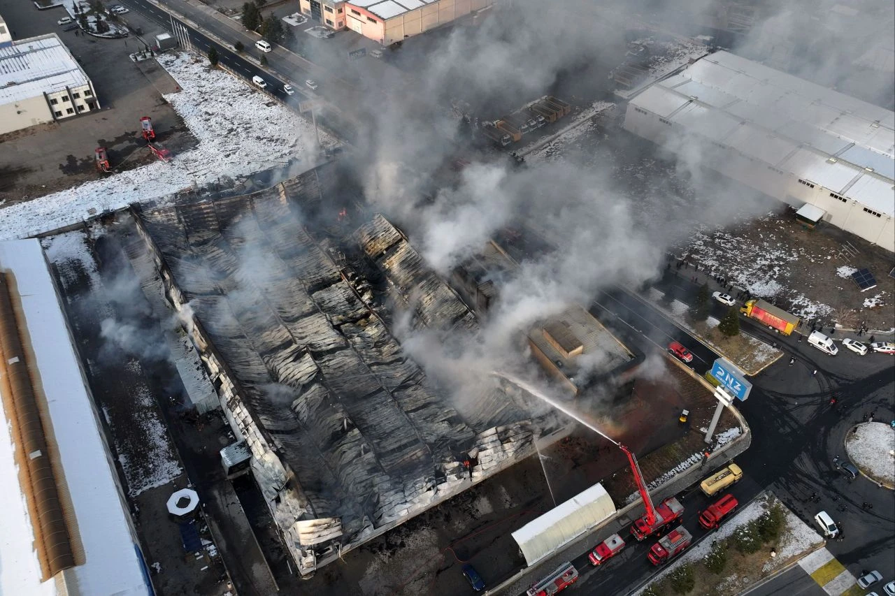 Kayseri'de facia! Mobilya fabrikasında yangın çıktı: 3 işçi hayatını kaybetti - 4. Resim