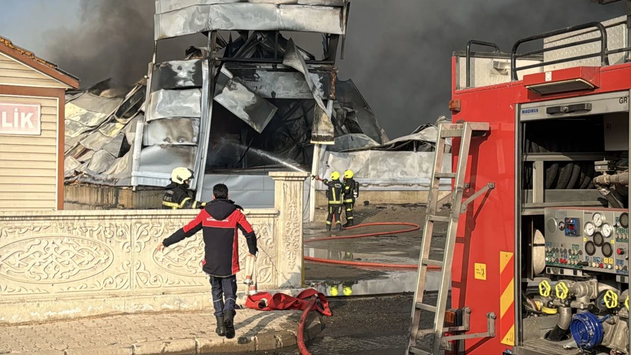 Kayseri'de facia! Mobilya fabrikasında yangın çıktı: 3 işçi hayatını kaybetti - 1. Resim