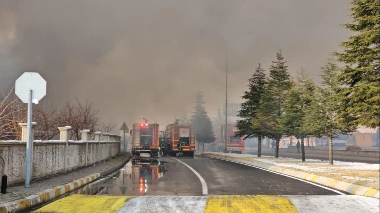 Kayseri'de facia! Mobilya fabrikasında yangın çıktı: 3 işçi hayatını kaybetti - 3. Resim