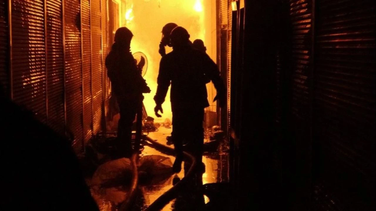 Mısır Çarşısı'nda yangın: Çok sayıda dükkan kullanılamaz hale geldi! - 2. Resim