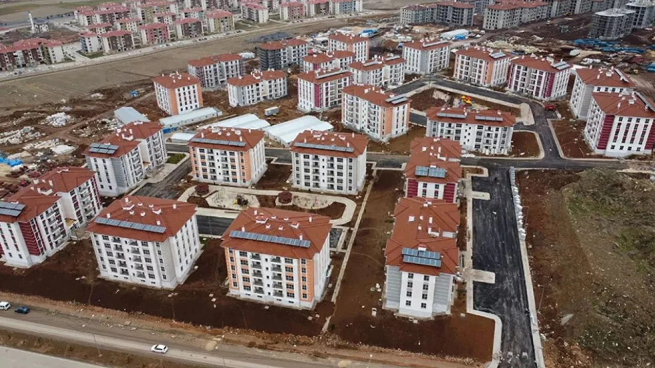 Son dakika | Cumhurbaşkanı Erdoğan'dan CHP lideri Özel'e anahtar teslim töreninde sert eleştiri! 'Deprem turistliği dışında ne yaptınız?' - 4. Resim