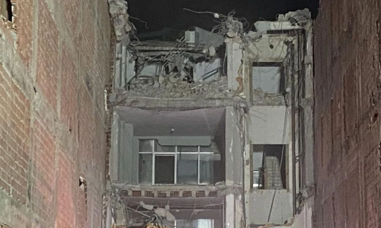 Güngören'de kısmen çöken binada çalışmalar sürüyor! Ekipler, enkaz altında kalan işçiyi arıyor - 2. Resim