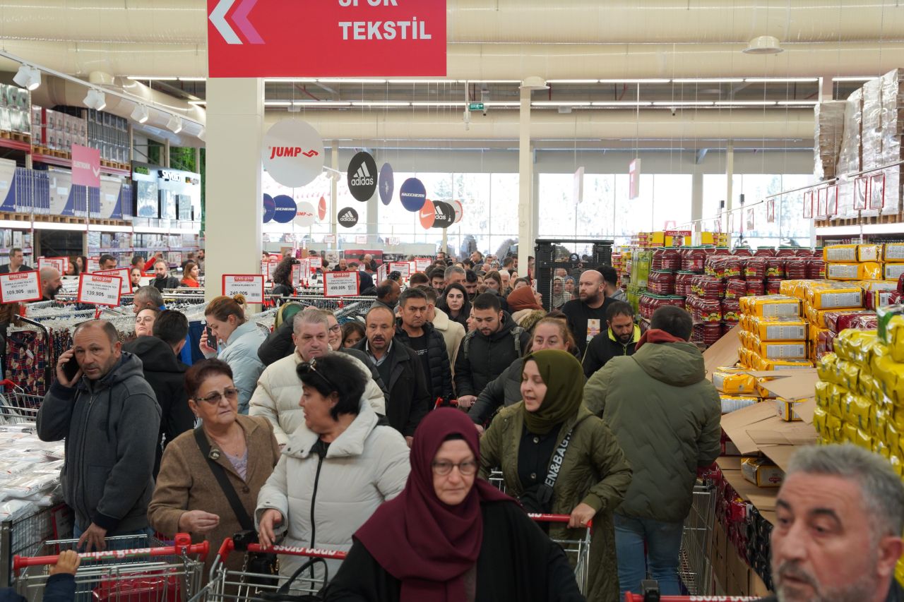 İndirim için market önünde çadır kurup beklediler! 1 milyon TL'lik hediye çeki dağıtıldı - 1. Resim