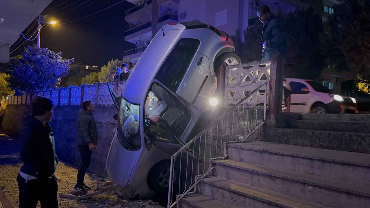 Kazanın böylesi! Fren yerine gaza bastı, bahçe duvarında asılı kaldı - 1. Resim