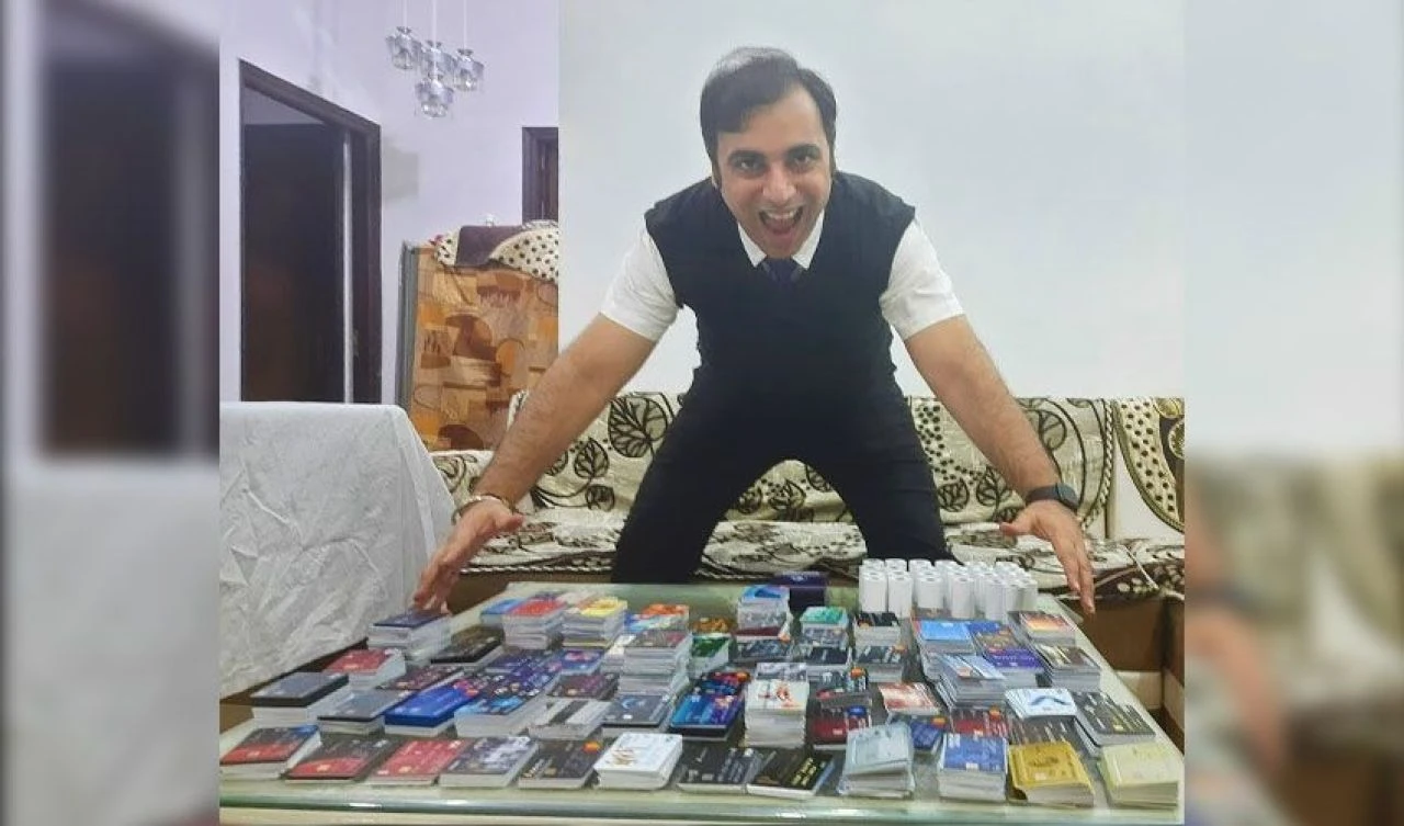 Krizi fırsata çevirdi! 1638 kredi kartı olan adam Guinness Rekorlar Kitabına girdi - 1. Resim