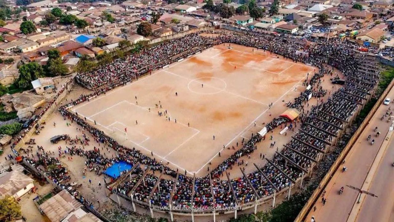 Bir taş fitili ateşledi çatışma çıktı! Futbol maçı kaosa dönüştü: En az 100 kişi öldü - 1. Resim