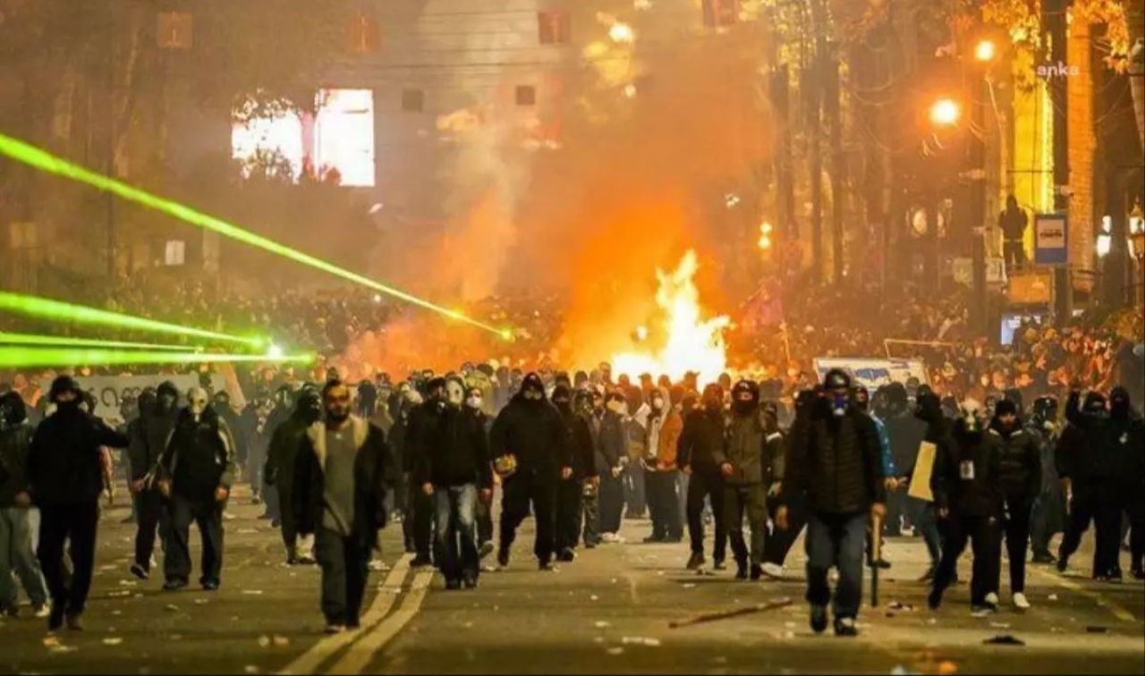 Gürcistan hükümetinin AB kararıyla yer yerinden oynadı! Piroteknik yöntemiyle protesto: 113 yaralı polis, 224 gözaltı - 1. Resim