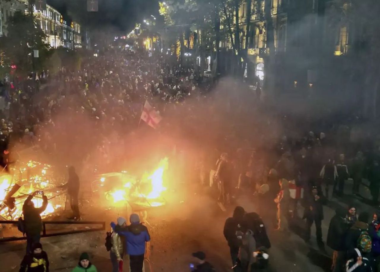 Gürcistan hükümetinin AB kararıyla yer yerinden oynadı! Piroteknik yöntemiyle protesto: 113 yaralı polis, 224 gözaltı - 4. Resim