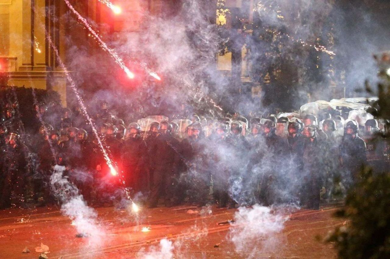 Gürcistan hükümetinin AB kararıyla yer yerinden oynadı! Piroteknik yöntemiyle protesto: 113 yaralı polis, 224 gözaltı - 5. Resim