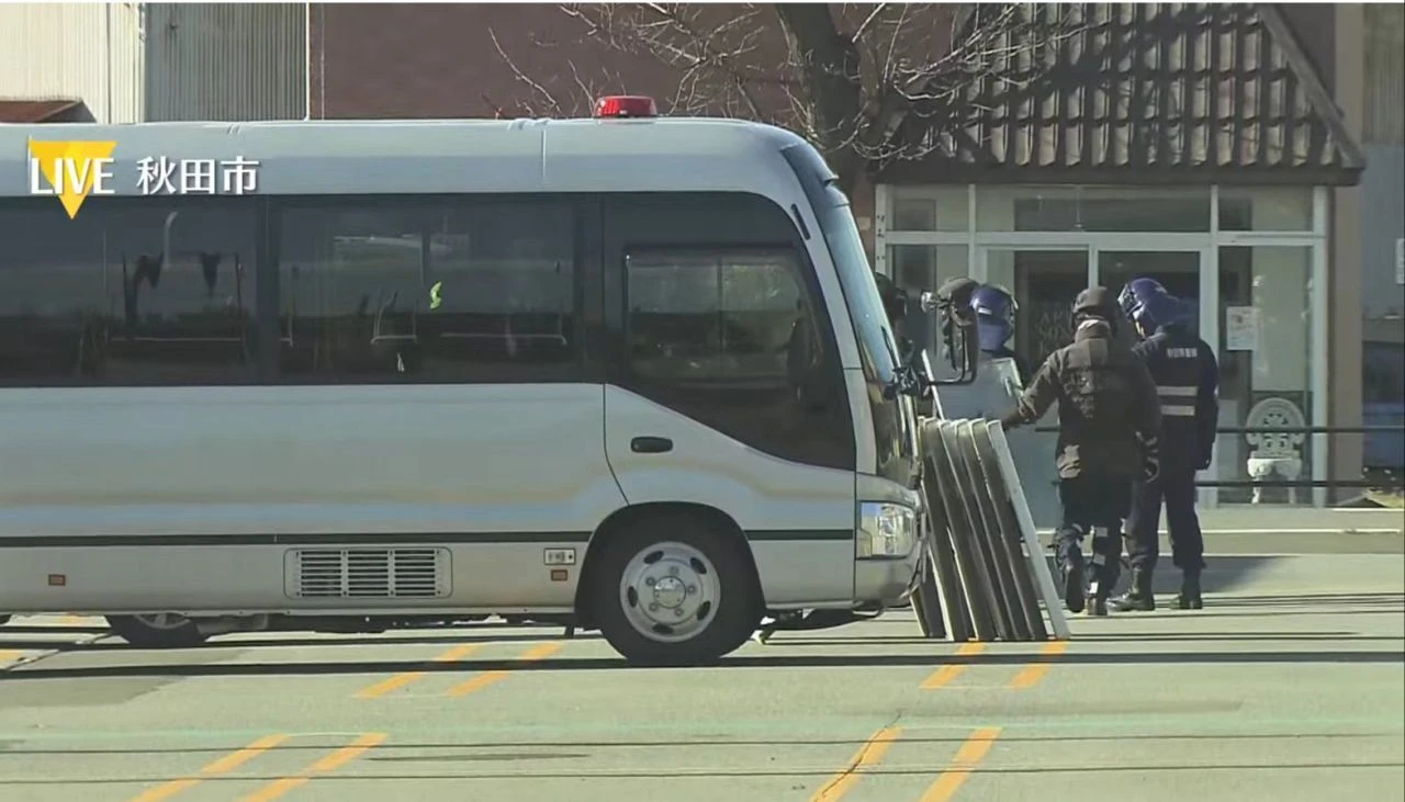 İki gün boyunca süpermarkette kalan ayı, etlerle kendine ziyafet çekti! Bal tuzağına düşünce çıkarılabildi - 3. Resim