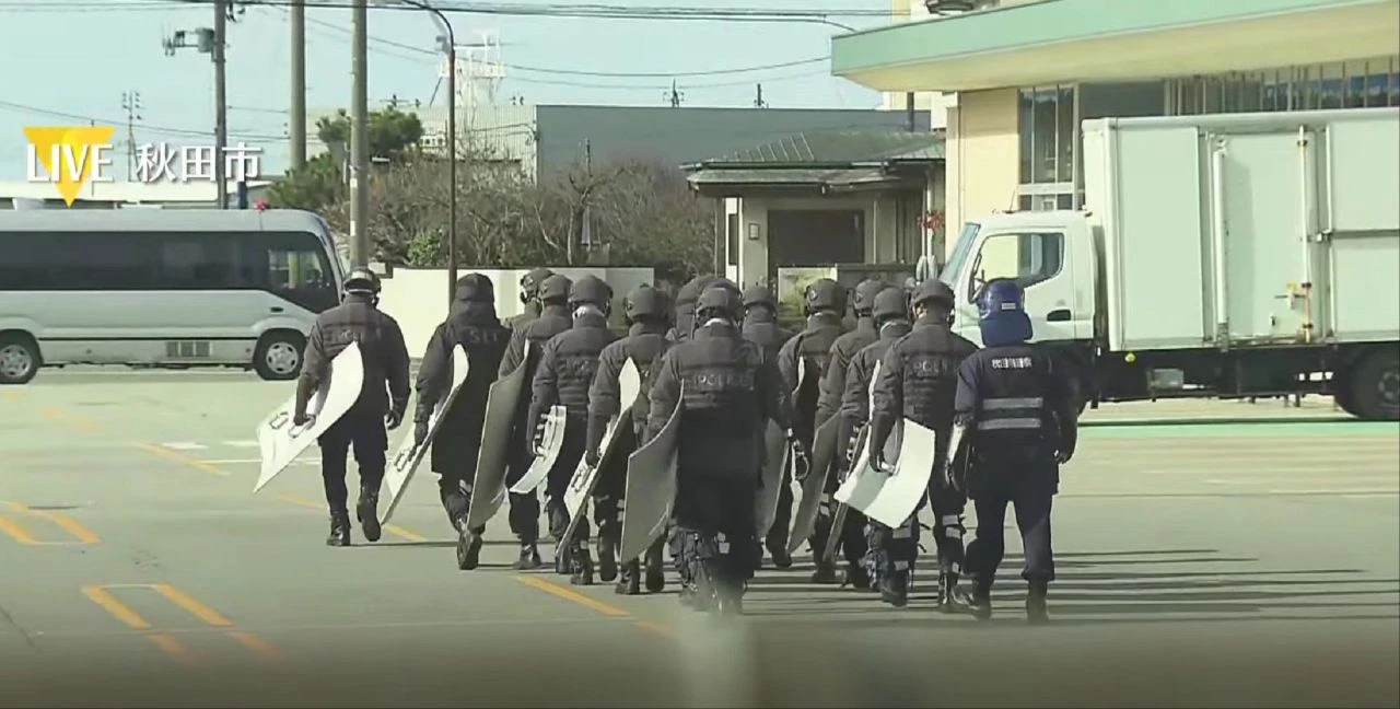 İki gün boyunca süpermarkette kalan ayı, etlerle kendine ziyafet çekti! Bal tuzağına düşünce çıkarılabildi - 1. Resim