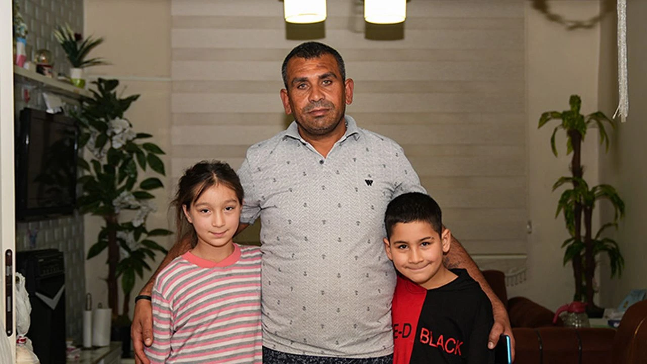 İşten gelir gelmez çocuklarına yemek yapan babanın sözleri herkesi duygulandırdı! - 1. Resim