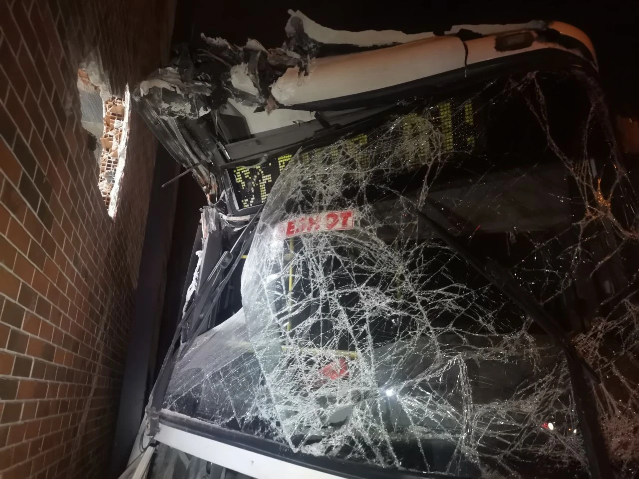 İzmir'de belediye otobüsü AVM'nin yemek katının olduğu bahçeye uçtu!