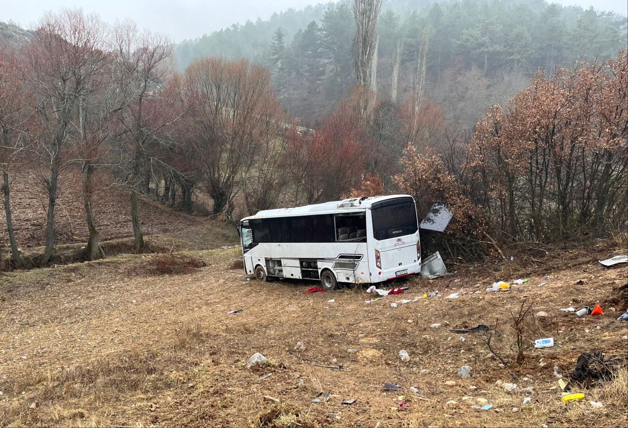 Kütahya'da feci kaza! İşçi servisi şarampole uçtu: Ölü ve yaralılar var - 2. Resim