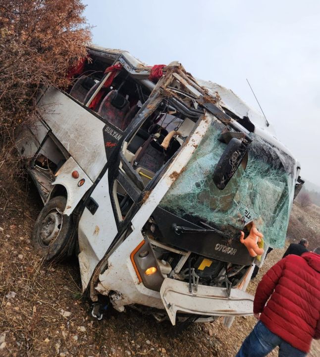 Kütahya'da feci kaza! İşçi servisi şarampole uçtu: Ölü ve yaralılar var - 1. Resim