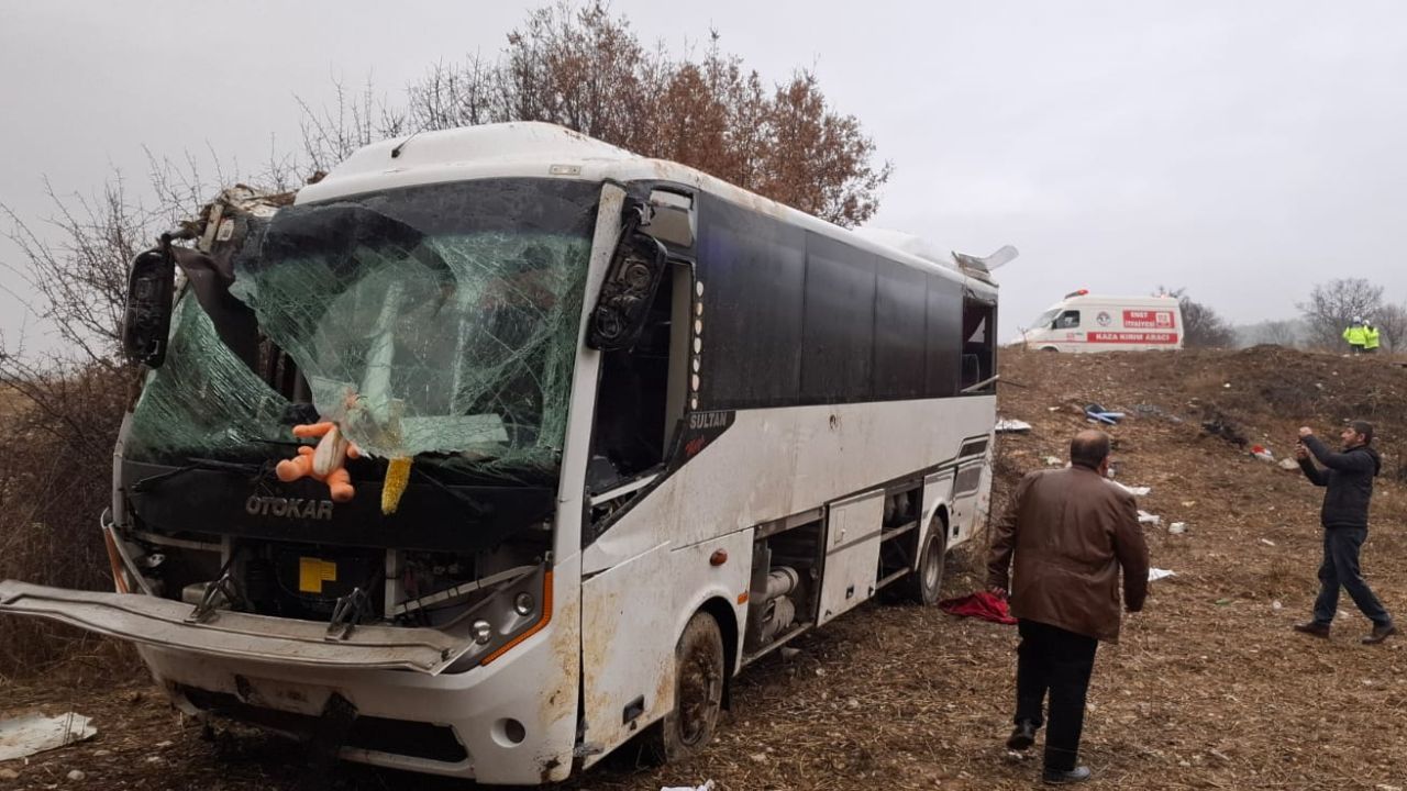 Kütahya'da feci kaza! İşçi servisi şarampole uçtu: Ölü ve yaralılar var