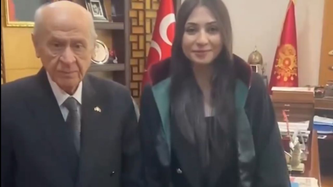 Bahçeli yeni avukatı akrabasına cübbesini giydirdi: "Kıymetli amcamın ellerinden giymek nasip oldu"