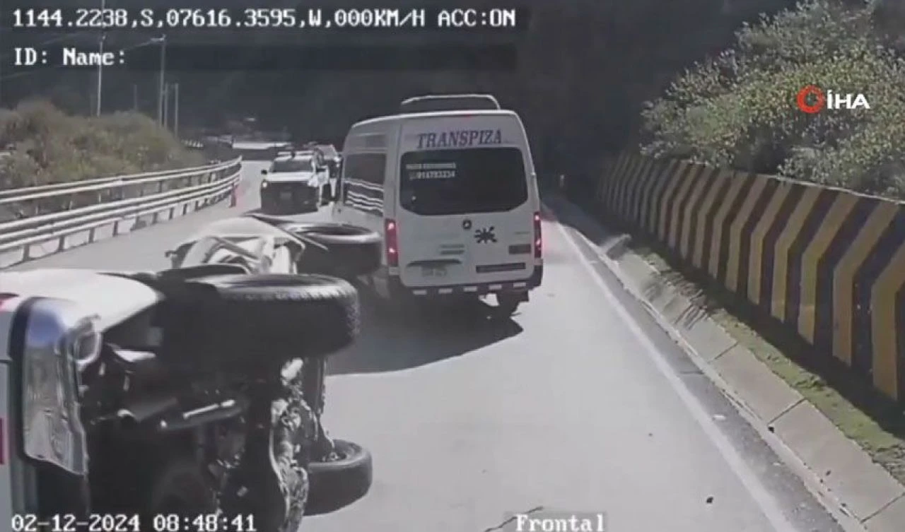 Acı isabet! Dev kaya dağdan koptu: Aracı dümdüz etti - 1. Resim