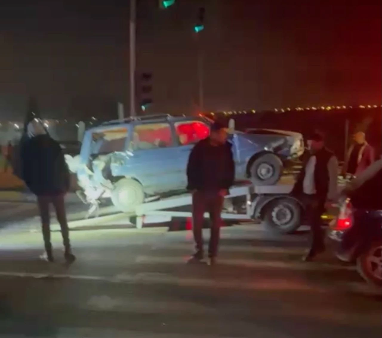 Ticari taksi kırmızı ışıkta bekleyen araçlara çarptı! Yaralılar var