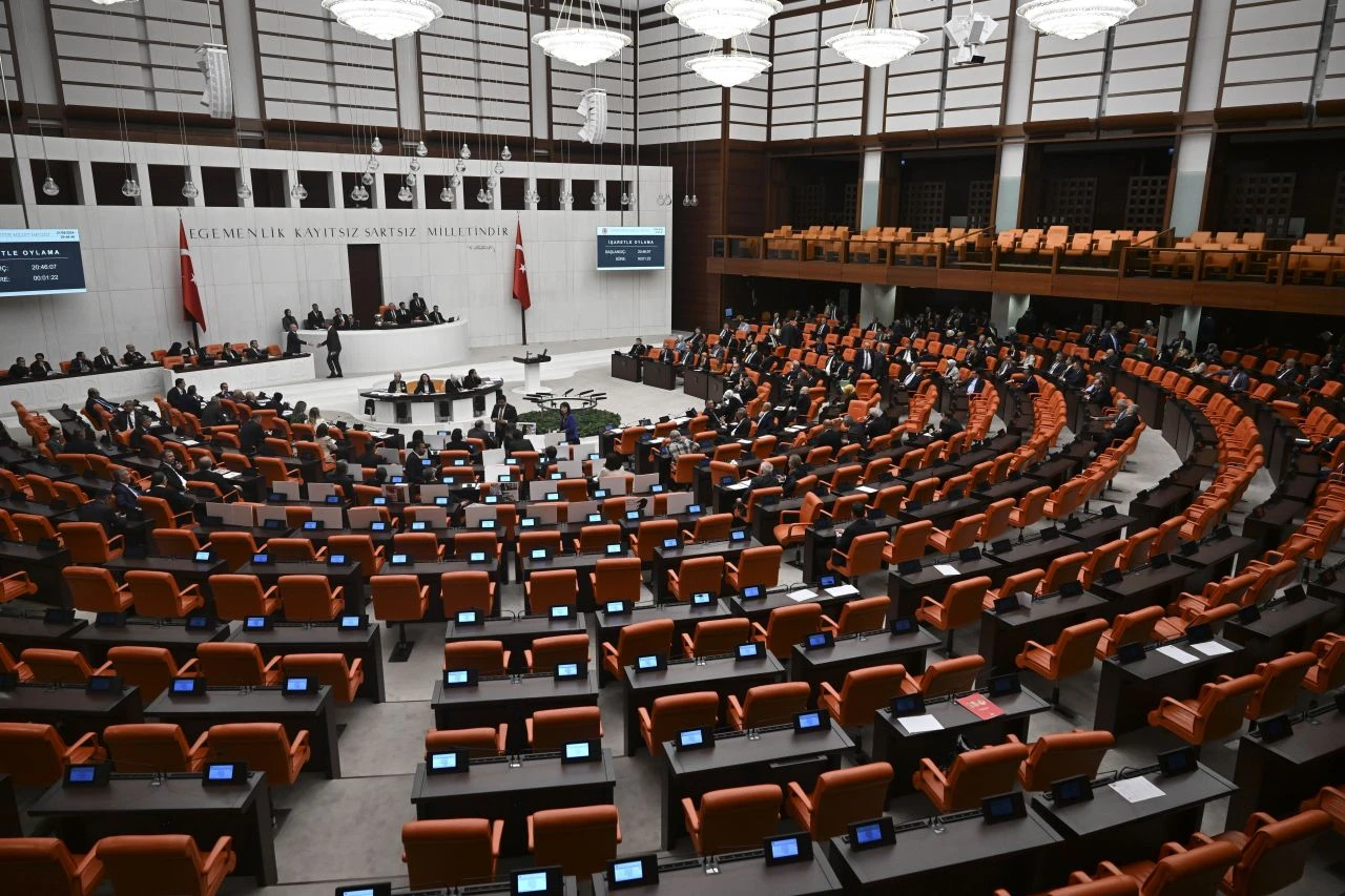 Gecekondu Kanunu, imar hakkı, köy evleri konularını kapsayan yasal düzenlemeler TBMM'den geçti - 1. Resim