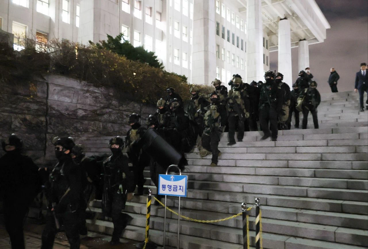 Güney Kore'de sıkıyönetim sonrası kriz sürüyor! İstifalar kabul edildi - 1. Resim