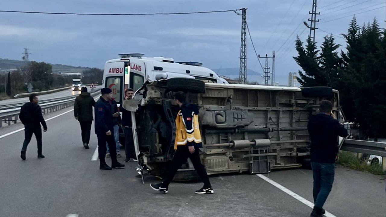 İşçileri taşıyan servis minibüsü devrildi! Çok sayıda yaralı var