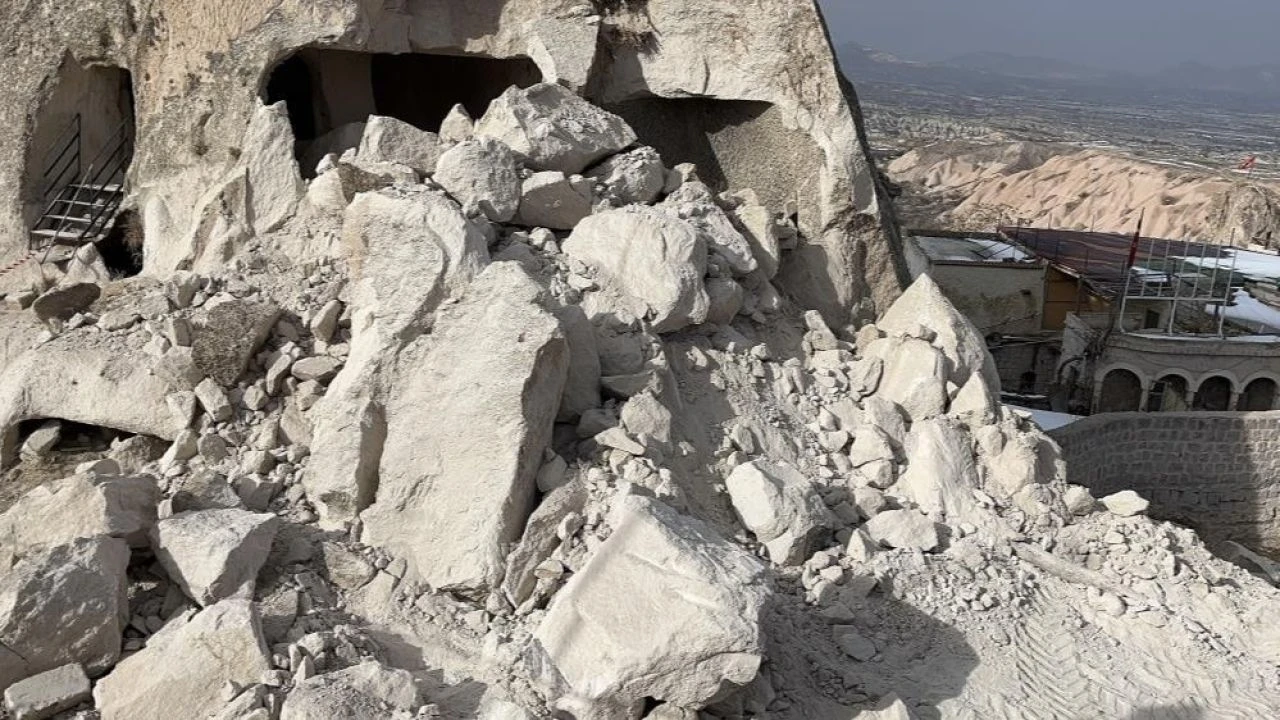 Kapadokya'da milyonlarca yıllık peribacası yıkıldı! Kahreden görüntü saniye saniye kaydedildi - 1. Resim