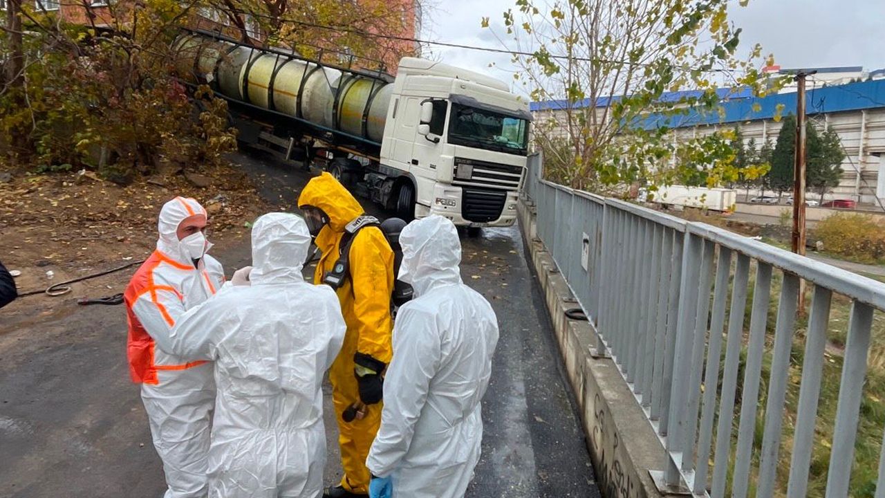 Pendik'te tuz ruhu paniği! Tankerin hortumu patladı, kimyasal madde sokaklara yayıldı