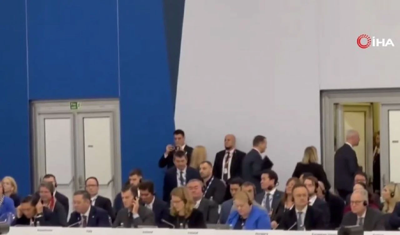 Rus Bakan Sergey Lavrov'u gören salonu terk etti! Ukrayna, Avrupa'ya barış şartlarını anlattı - 3. Resim