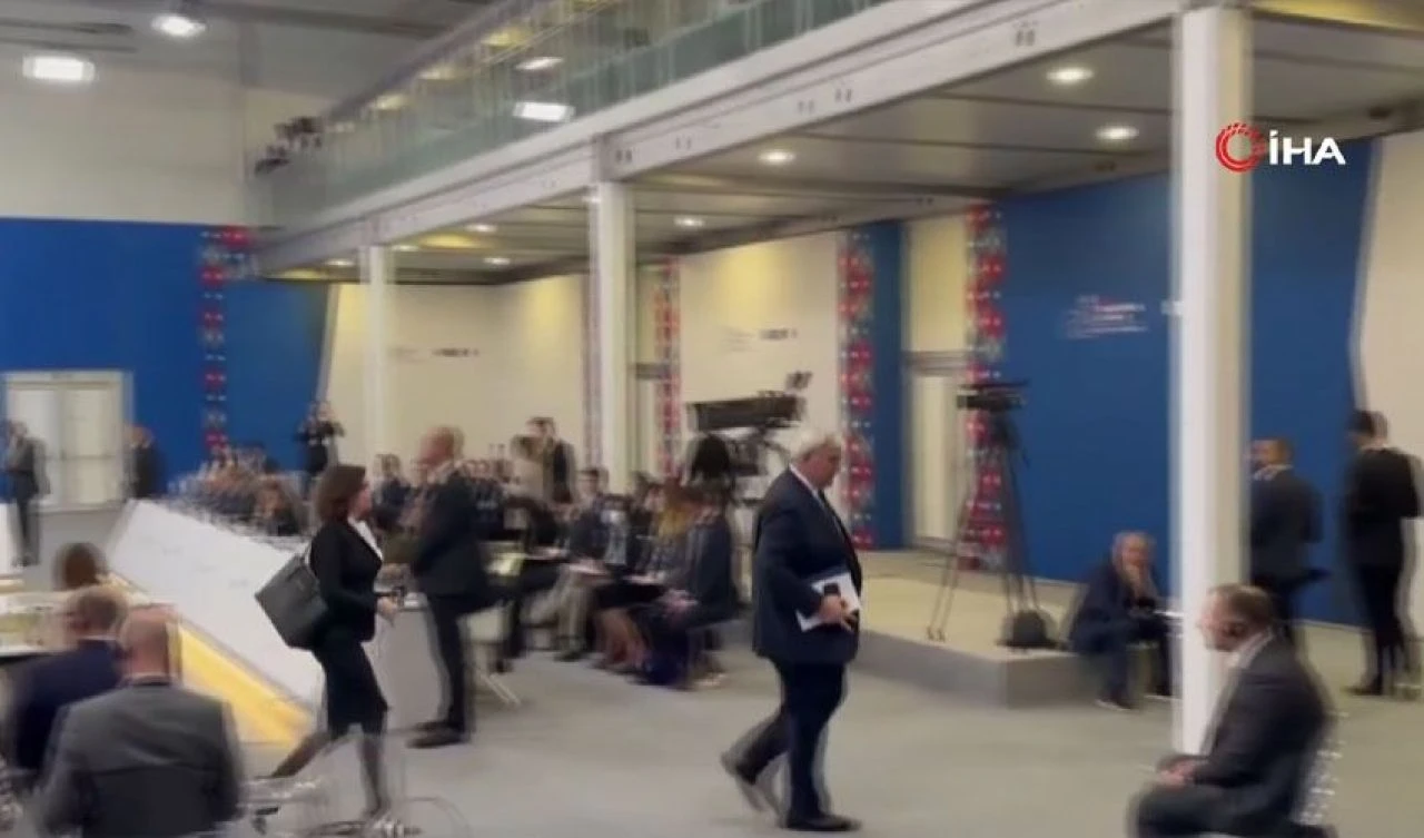Rus Bakan Sergey Lavrov'u gören salonu terk etti! Ukrayna, Avrupa'ya barış şartlarını anlattı - 2. Resim
