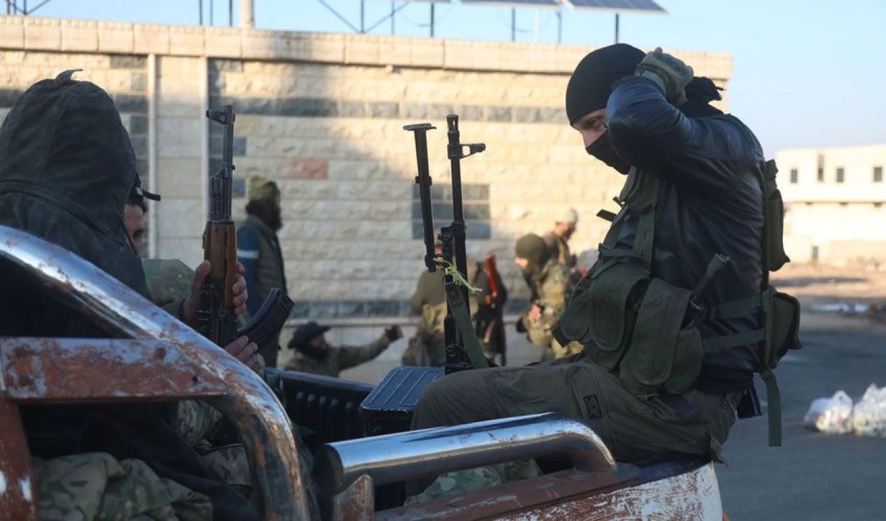 Son dakika | Beşar Esad bir şehri daha kaybetti! Suriye'de muhalif örgütler Hama'yı ele geçirdi, rejim güçleri kaçıyor - 1. Resim