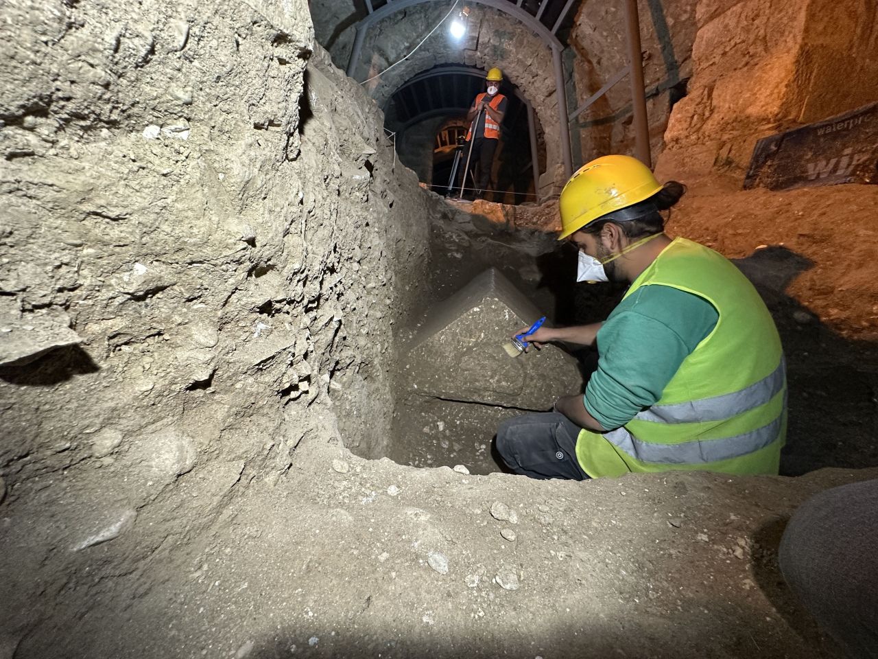 Antalya'da heyecanlandıran keşif! 'Noel Baba' kilisesinde bulunan lahit tarihe ışık tutacak - 3. Resim