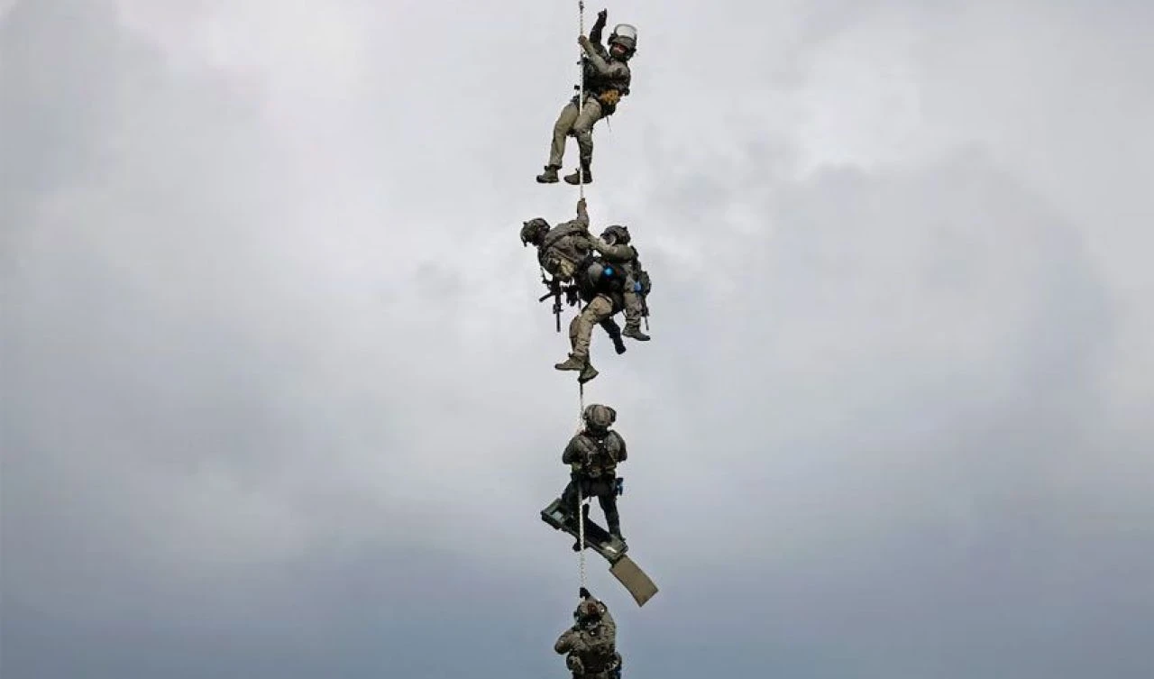 Helikopterden halatla inen askerlere silahlı saldırı! Ölü ve yaralılar var
