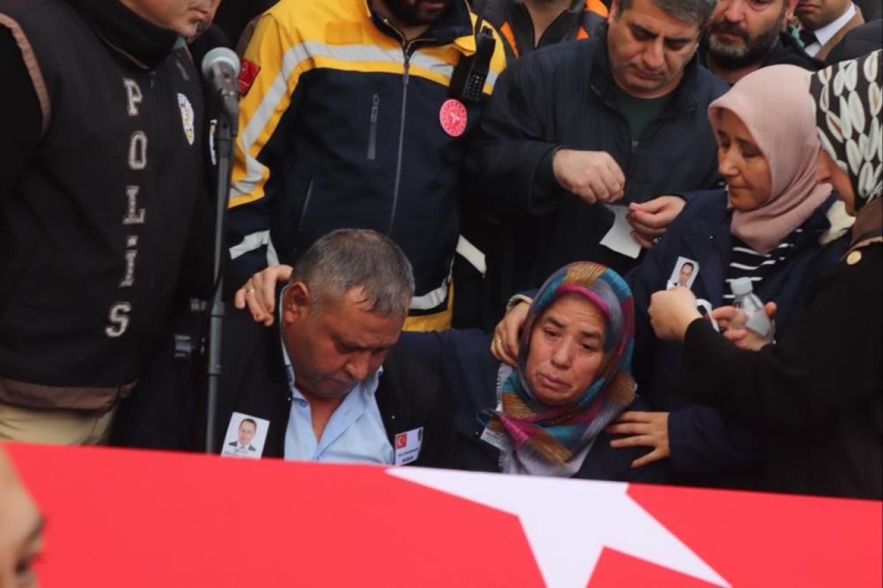 Şehit cenazesinde gözyaşları sel oldu! Babasına son bakışı yürekleri dağladı - 2. Resim